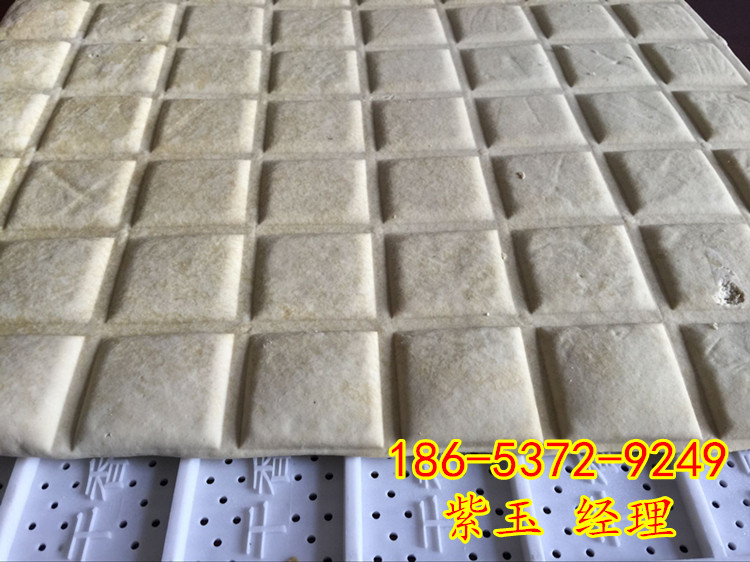 四川煙熏商用豆腐干機(jī)器原理  機(jī)器制作過程視頻   仿手工豆腐干機(jī)報(bào)價(jià)