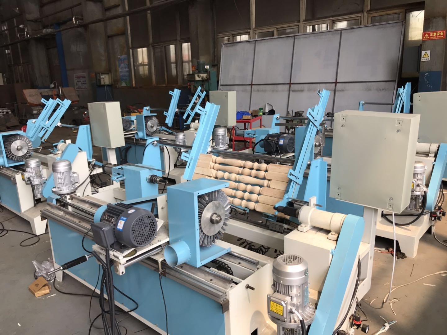 樓梯立柱自動(dòng)拋光機(jī)_-實(shí)木樓梯柱自動(dòng)打磨機(jī)