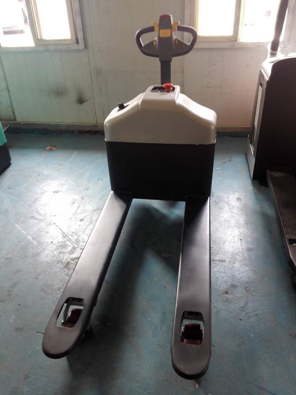 輕巧全電動搬運車廠家供應(yīng)