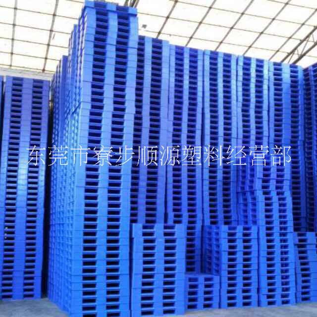 廠家直銷各種規(guī)格周轉(zhuǎn)箱周轉(zhuǎn)籮筐全新塑膠托盤