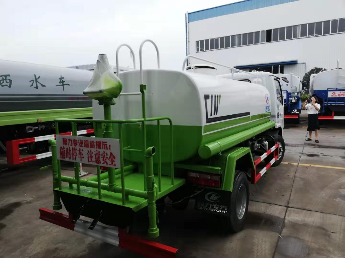 東風(fēng)灑水車噴灑車