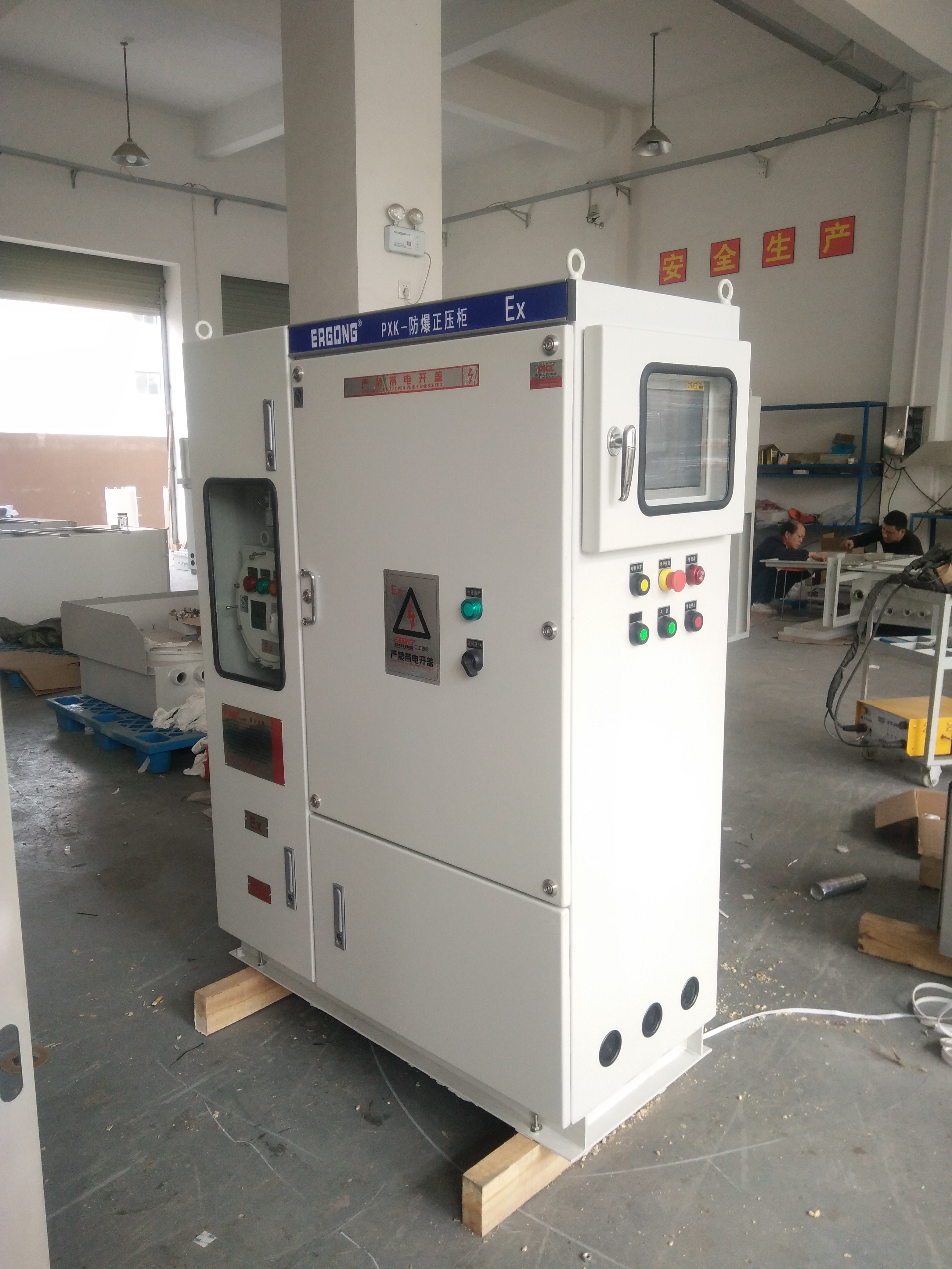 帶防爆鍵盤(pán)的正壓型防爆配電柜