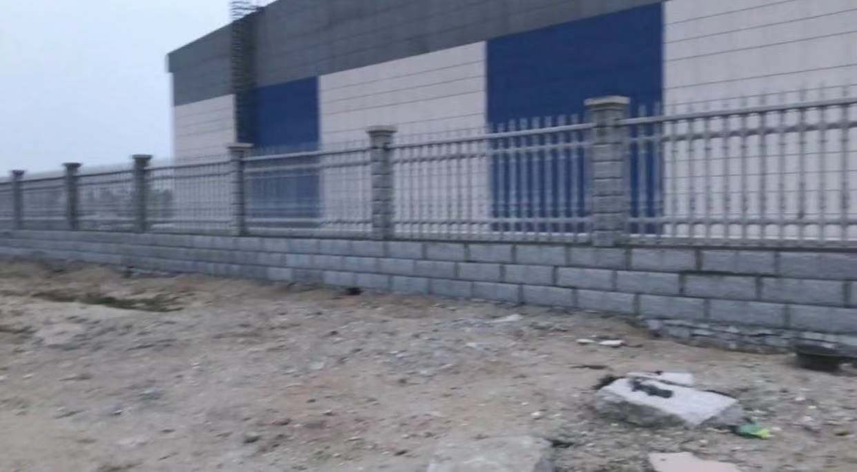 仿鐵藝護(hù)欄直銷 電話，價格，哪家好【青島金楓冠園林水泥景觀護(hù)欄有限公司】