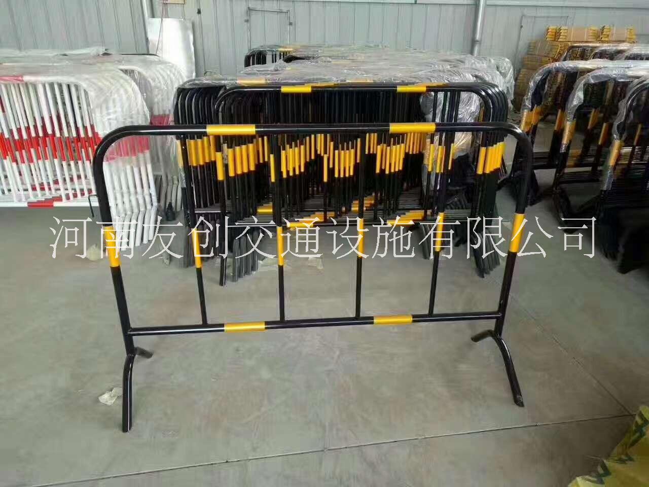 河南廠家現(xiàn)貨1.5*2米臨時(shí)道路護(hù)欄 紅白 黑黃方管施工道路護(hù)欄 鐵馬護(hù)欄 臨時(shí)鐵馬