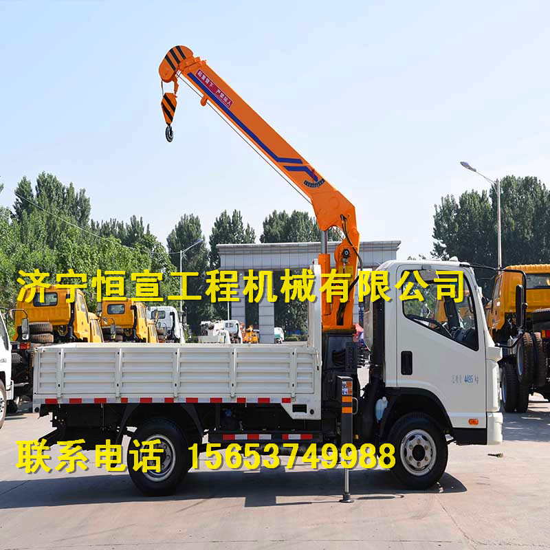 濟寧3.2噸凱馬白色吊運工程隨車吊 液壓汽車底盤隨車吊廠家直銷