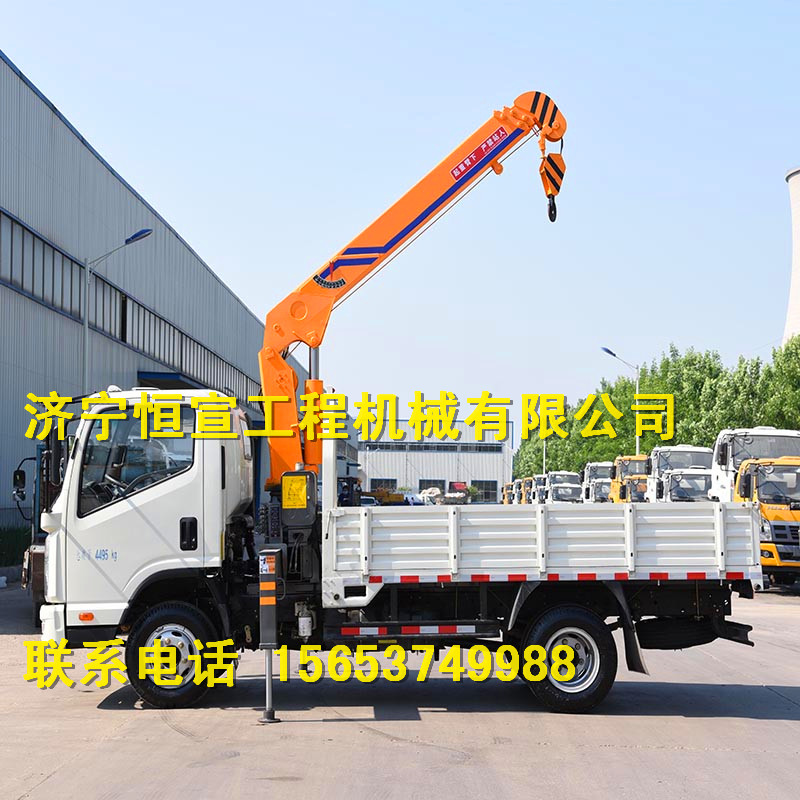 濟寧3.2噸凱馬白色吊運工程隨車吊 液壓汽車底盤隨車吊廠家直銷