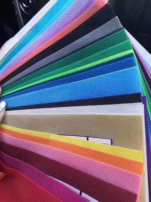 福建供應(yīng)彩色無(wú)紡布 各色各樣可定制 PP印花無(wú)紡布 水刺無(wú)紡布*黏膠