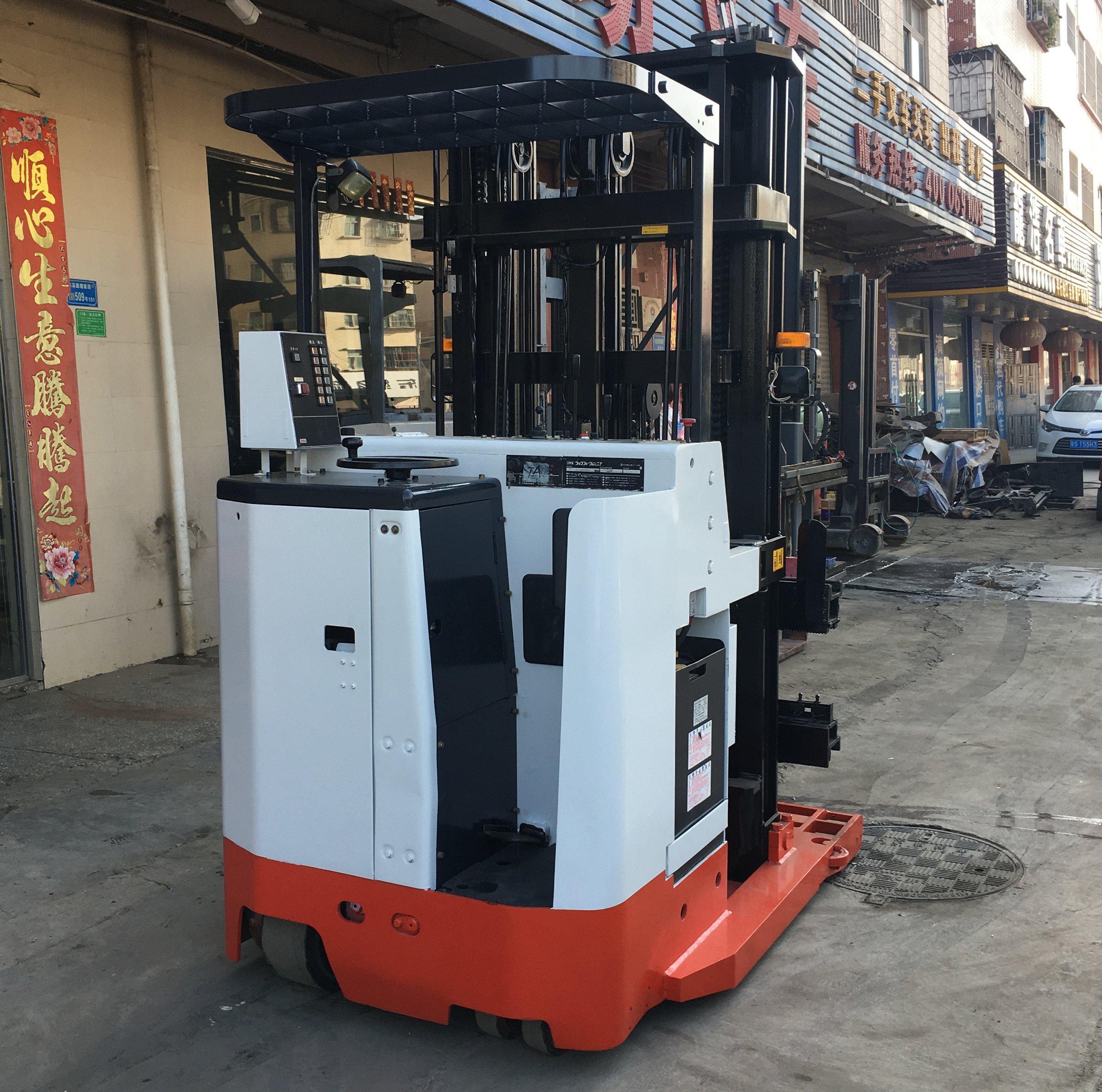1.5噸窄巷道用叉車升高7.5米三向叉車