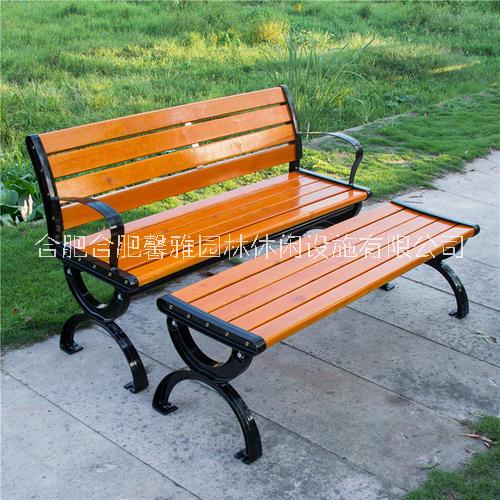 有扶手的公園椅