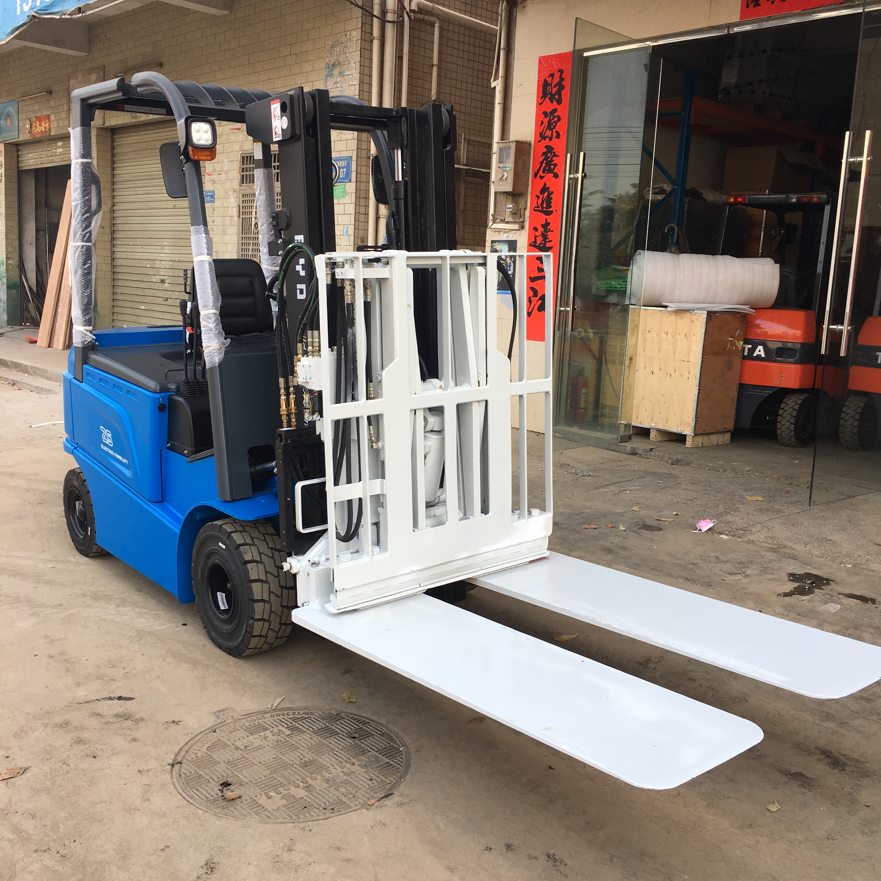 比亞迪電動叉車配推拉器出租出售