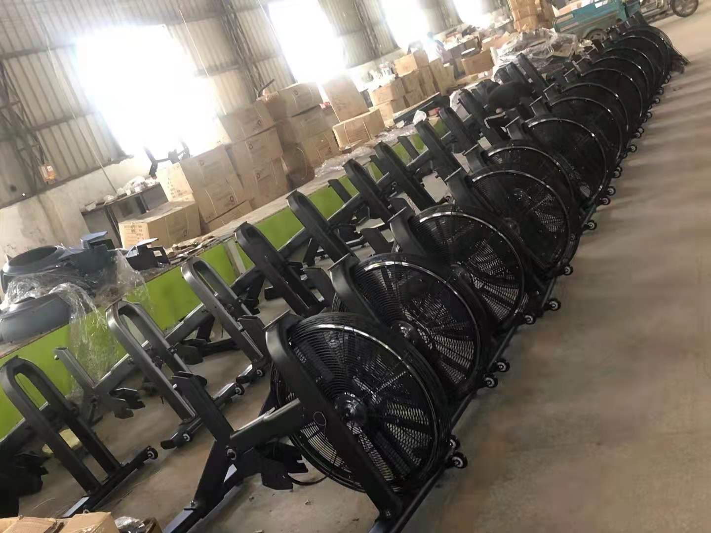 山東健身器材廠家批發(fā)D13 風(fēng)扇單車 風(fēng)阻單車價(jià)格 風(fēng)扇自行車出口品質(zhì)健身房風(fēng)扇動(dòng)感單車