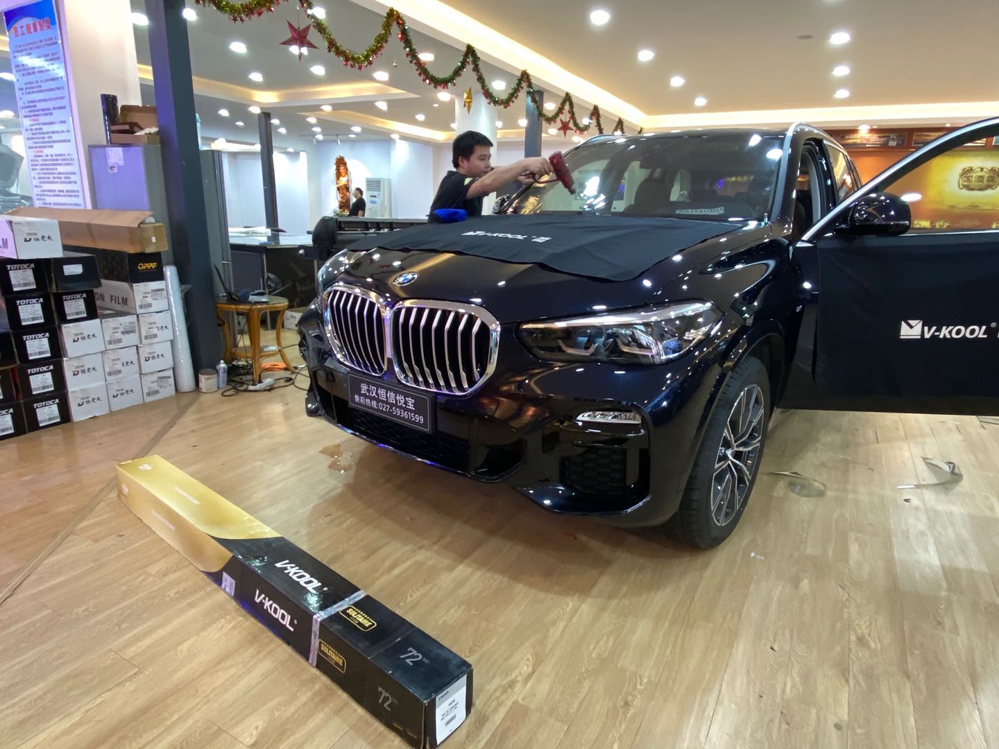 爆款促銷！ 店內(nèi)太陽膜施工圖片 施工過程我們會把師傅定型太陽膜的時候拍張圖片