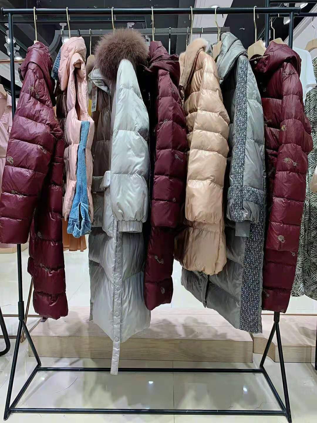 羽絨服品牌愷詩(shī)依2021年羽絨服三標(biāo)齊全折扣女裝批發(fā)一手貨源 女裝尾貨批發(fā)