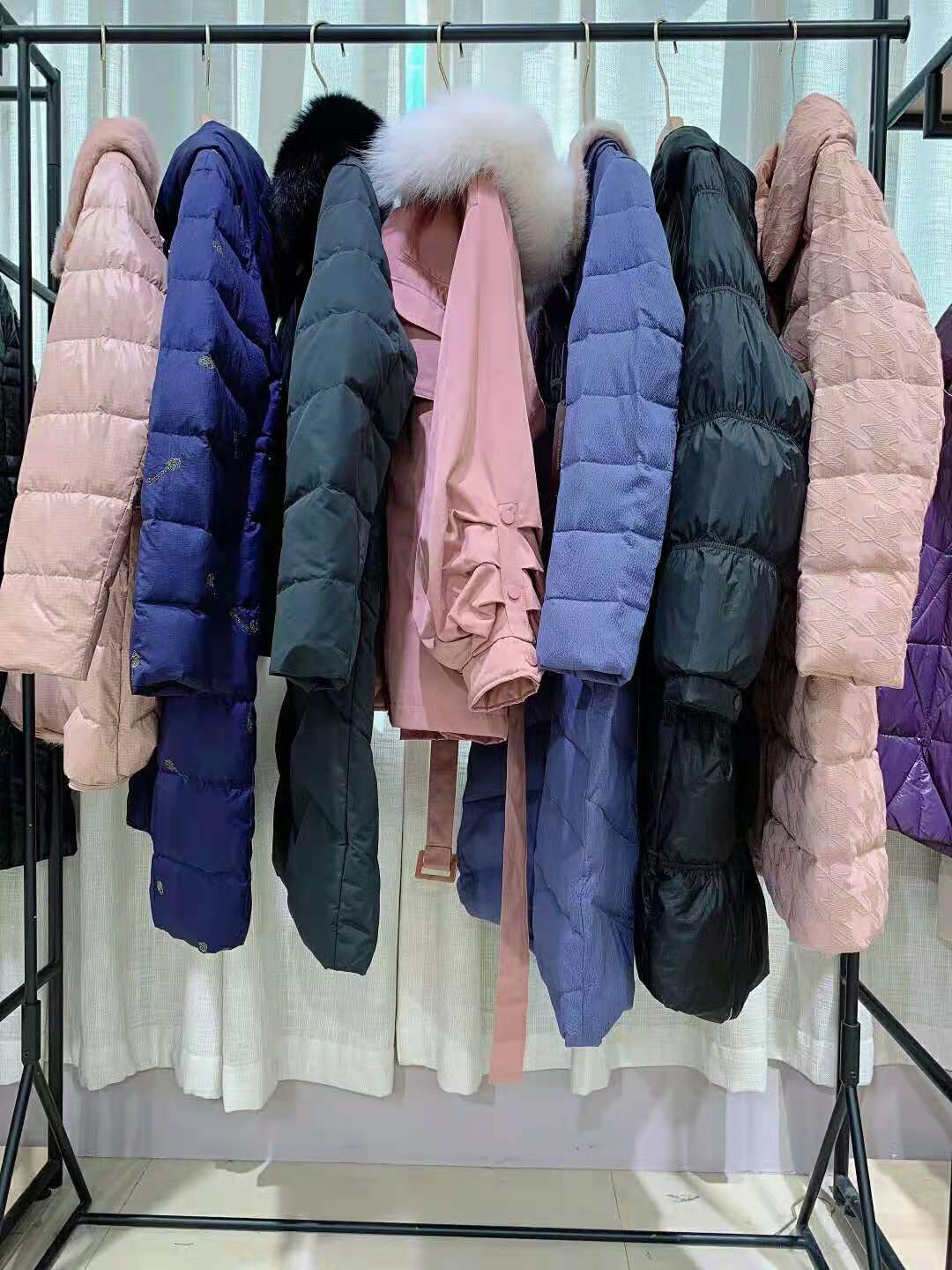 羽絨服品牌愷詩(shī)依2021年羽絨服三標(biāo)齊全折扣女裝批發(fā)一手貨源 女裝尾貨批發(fā)
