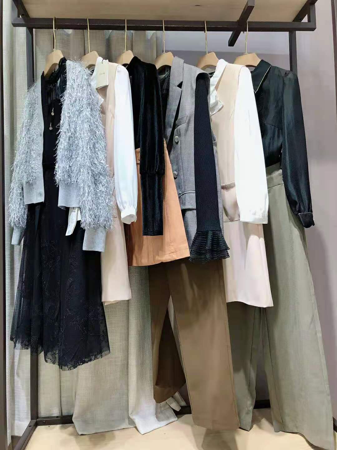 迪卡軒21冬女裝實體直播一手貨源進(jìn)貨渠道