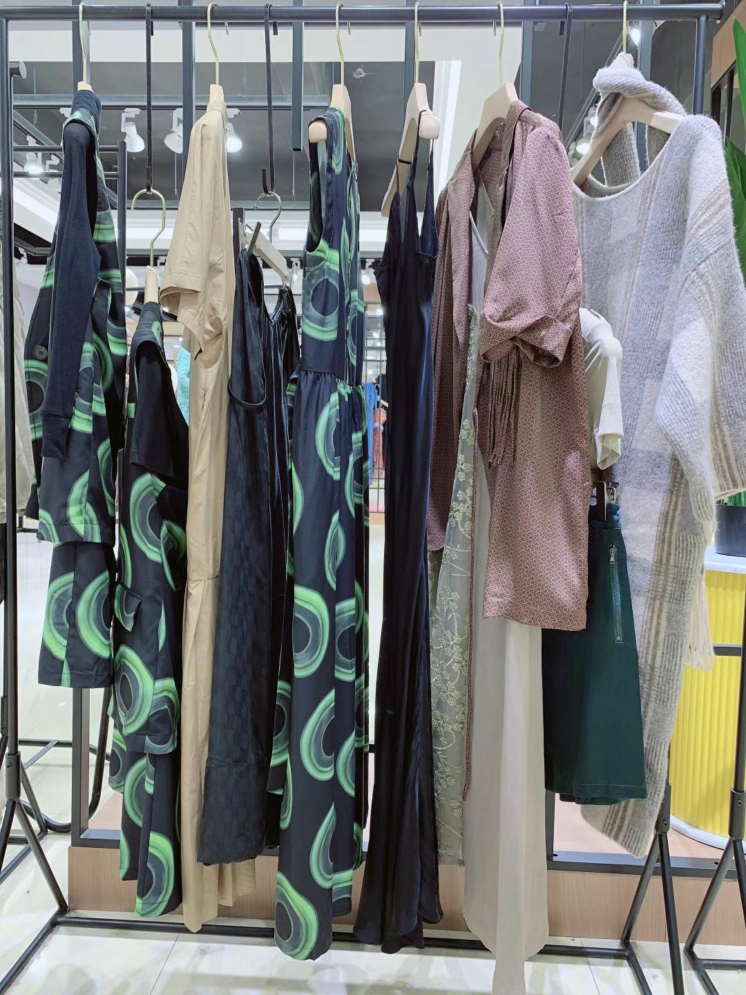 深圳品牌云鳳思儒2021秋冬品牌折扣女裝抖音快手直播一手貨源尾貨批發(fā)