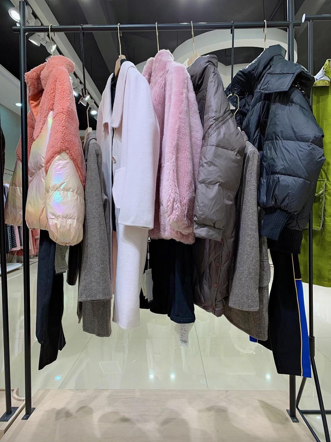 香港大 牌藝素國(guó)際2021冬品牌折扣女裝走份批發(fā)女裝實(shí)體店拿貨