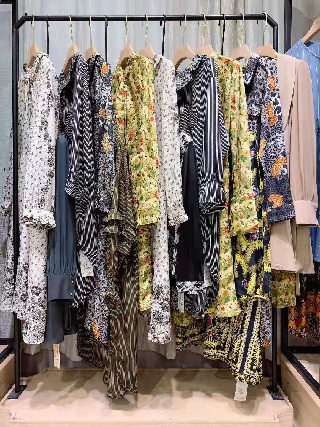 一二線(xiàn)女裝品牌西子戀2021秋冬女裝折扣批發(fā)渠道
