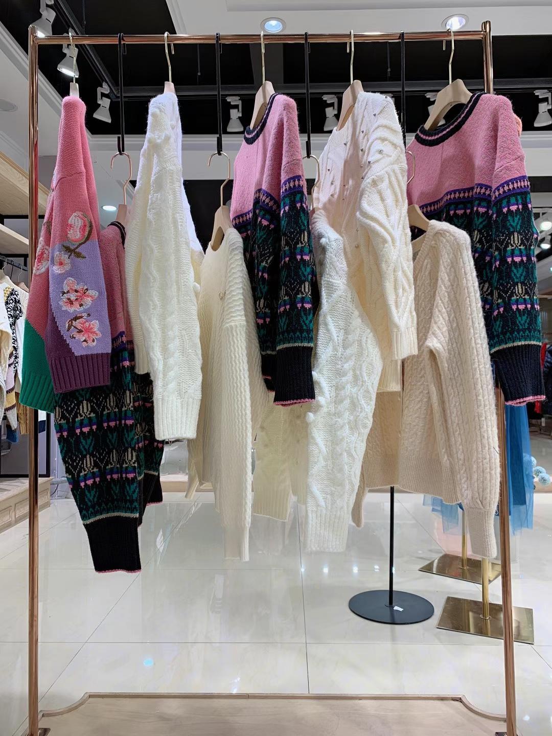 香港品牌艾伊瑪塔2021純冬系列品牌折扣女裝毛衣一手批發(fā)貨源
