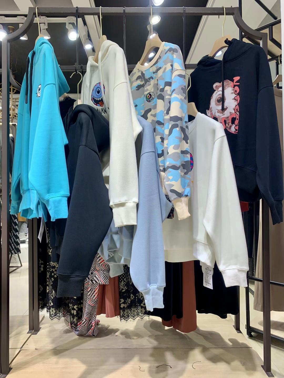 潮牌衛(wèi)衣大眼球2021冬品牌女裝電商直播一手貨源批發(fā)市場(chǎng)