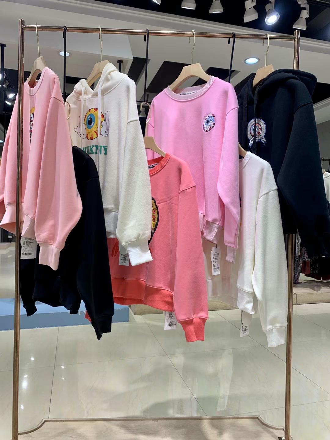 潮牌衛(wèi)衣大眼球2021冬品牌女裝電商直播一手貨源批發(fā)市場(chǎng)