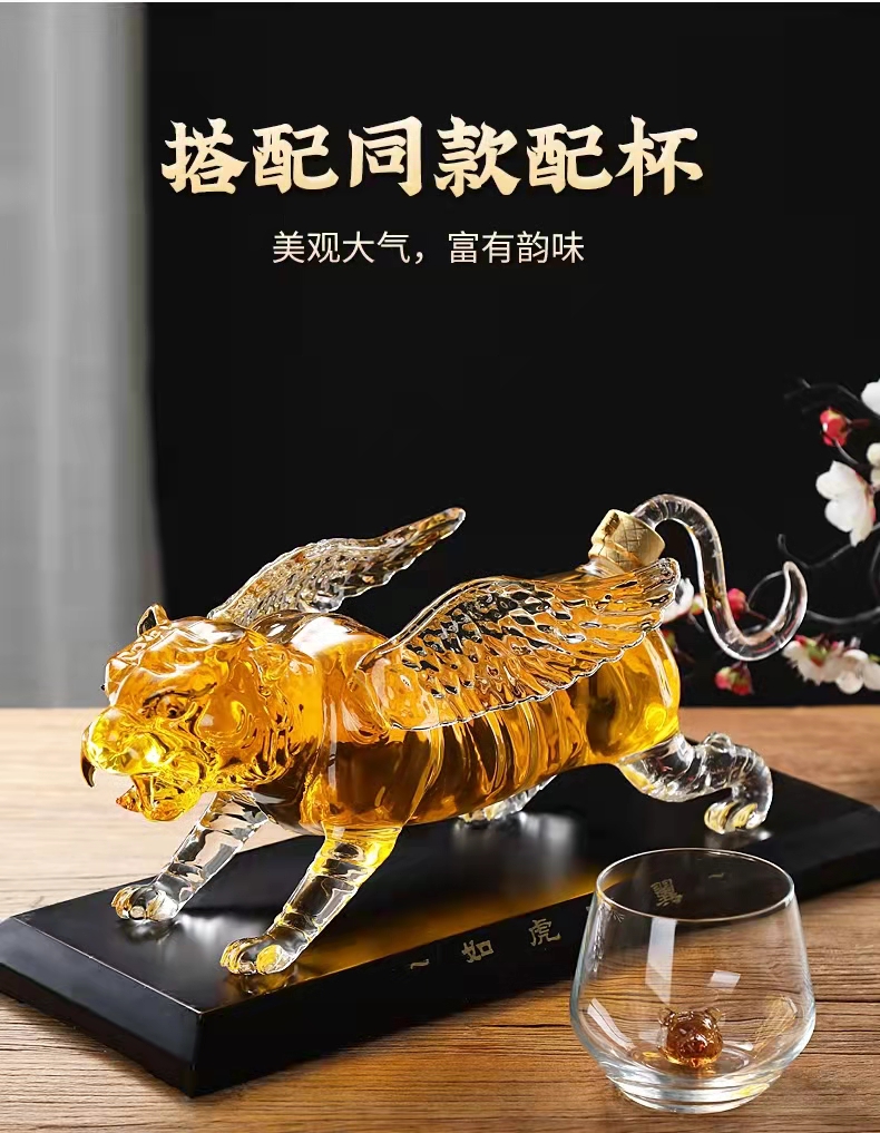 河間生產(chǎn)動(dòng)物添翼酒瓶手工藝吹制異形高硼硅玻璃工藝醒酒器1000ml 動(dòng)物添翼酒瓶