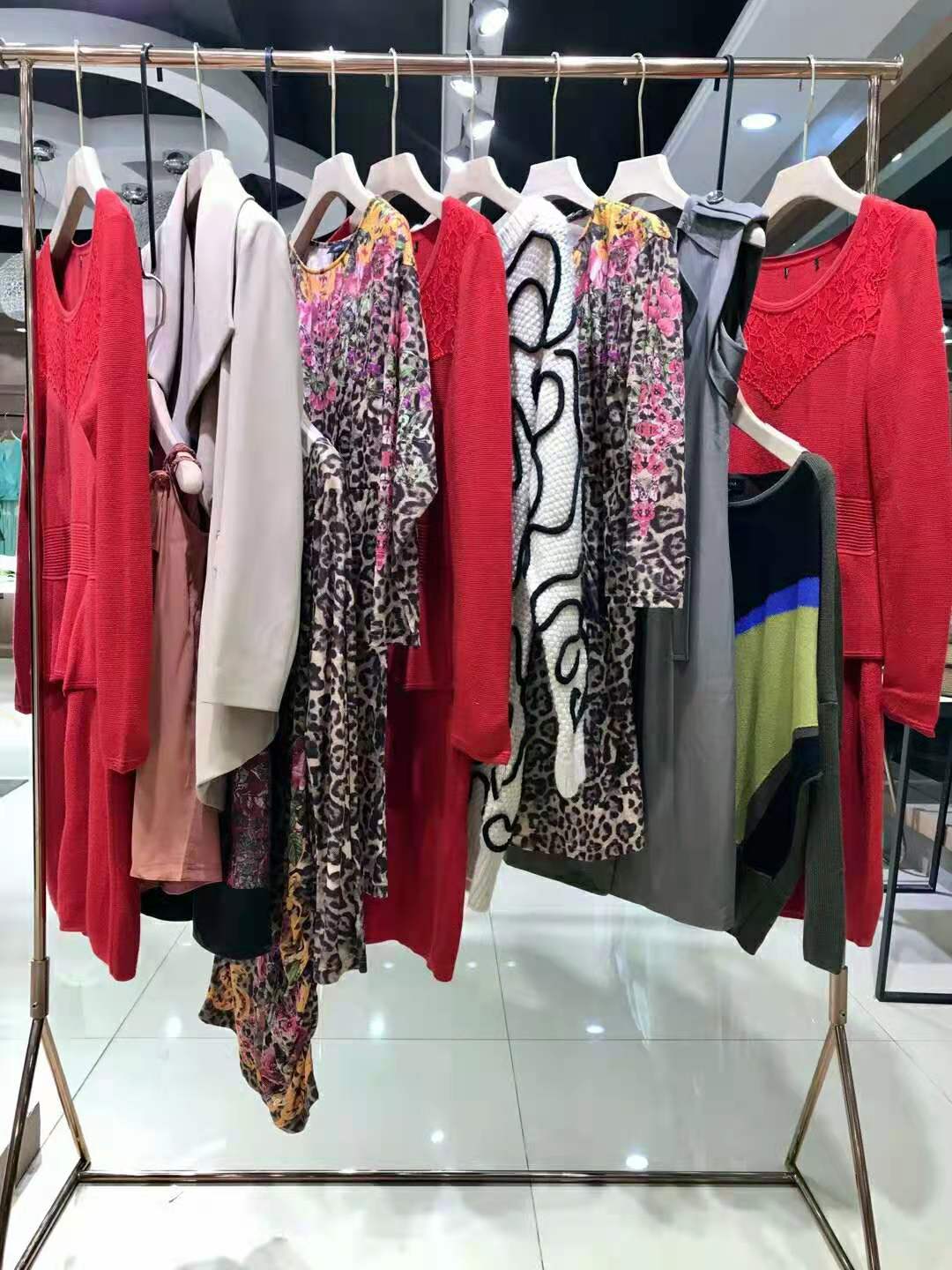 宜姿蘭娜2021秋裝專柜撤柜女裝雜款尾貨一手服裝貨源批發(fā)