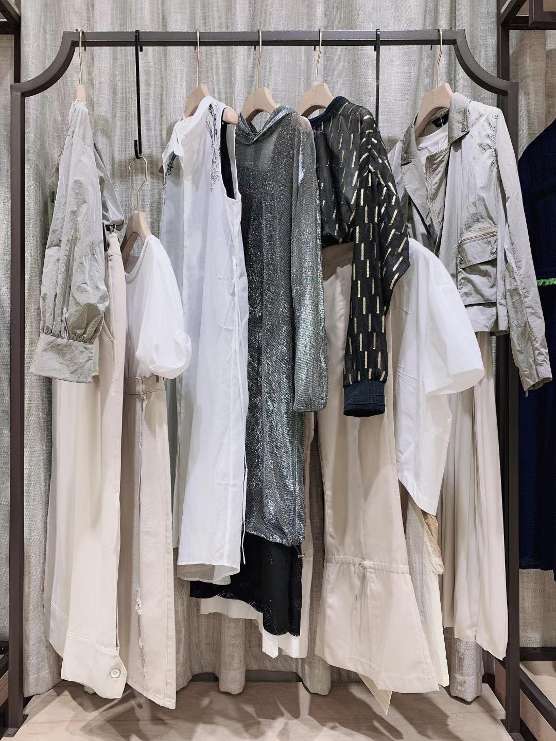 香港知 名品牌伊迪索2022春夏品牌折扣實(shí)體店女裝尾貨批發(fā)貨源在哪里