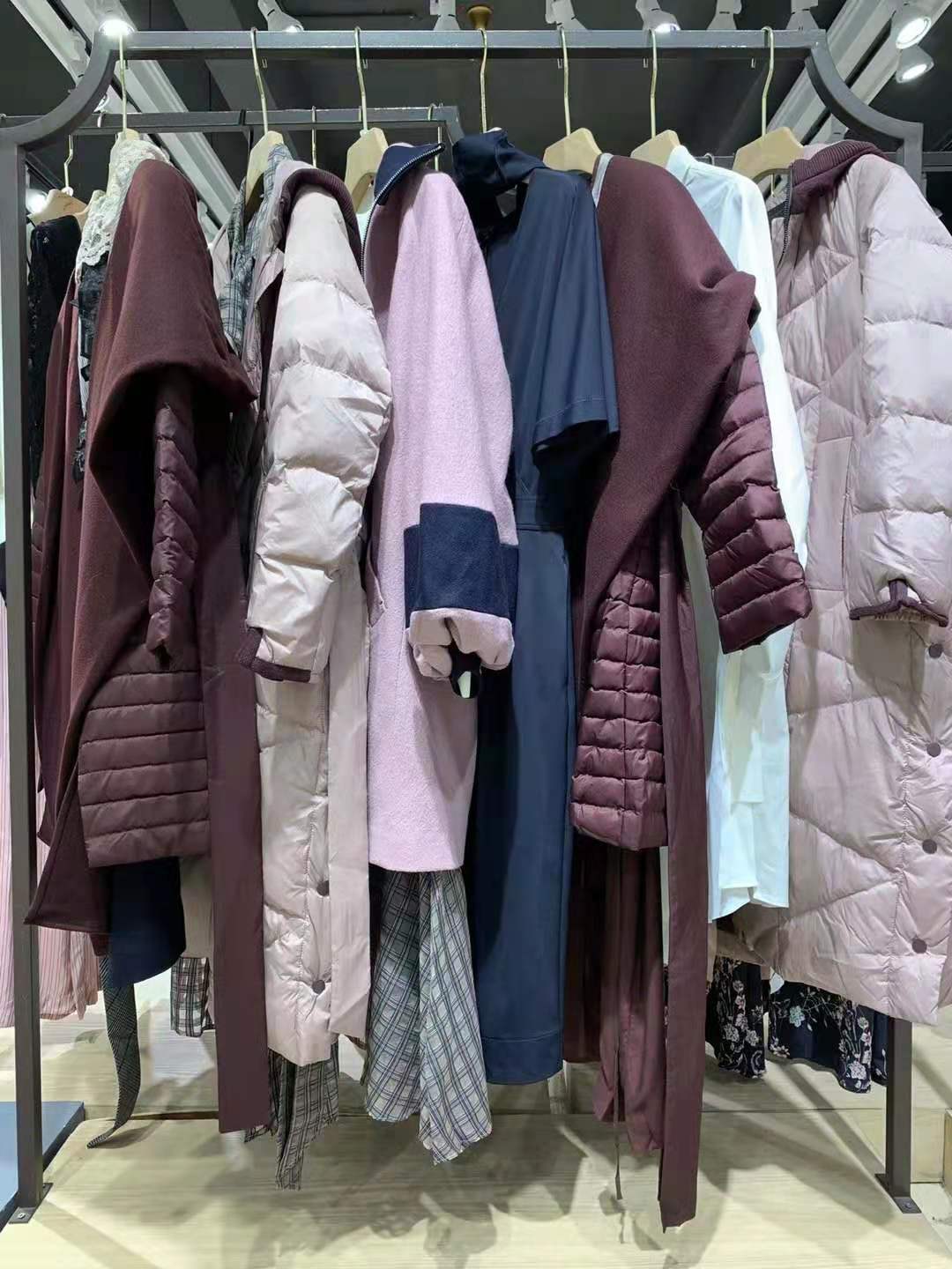 艾迪潘秋冬深圳哪里有尾貨女裝折扣批發(fā)貨源