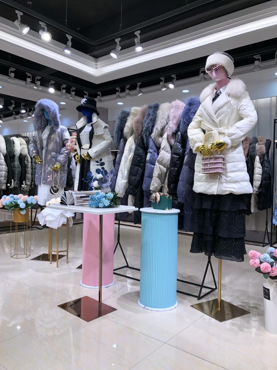 當(dāng)季新款女裝蔻姿絨羽服2021冬大 牌折扣女裝廠家一手貨源批發(fā)