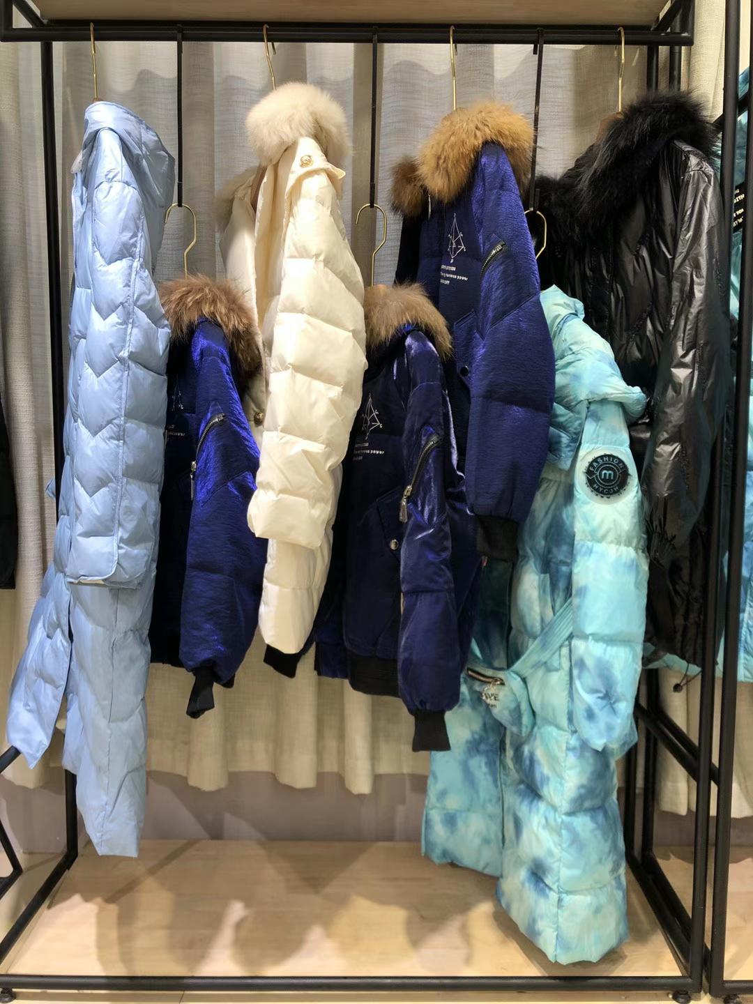 當(dāng)季新款女裝蔻姿絨羽服2021冬大 牌折扣女裝廠家一手貨源批發(fā)