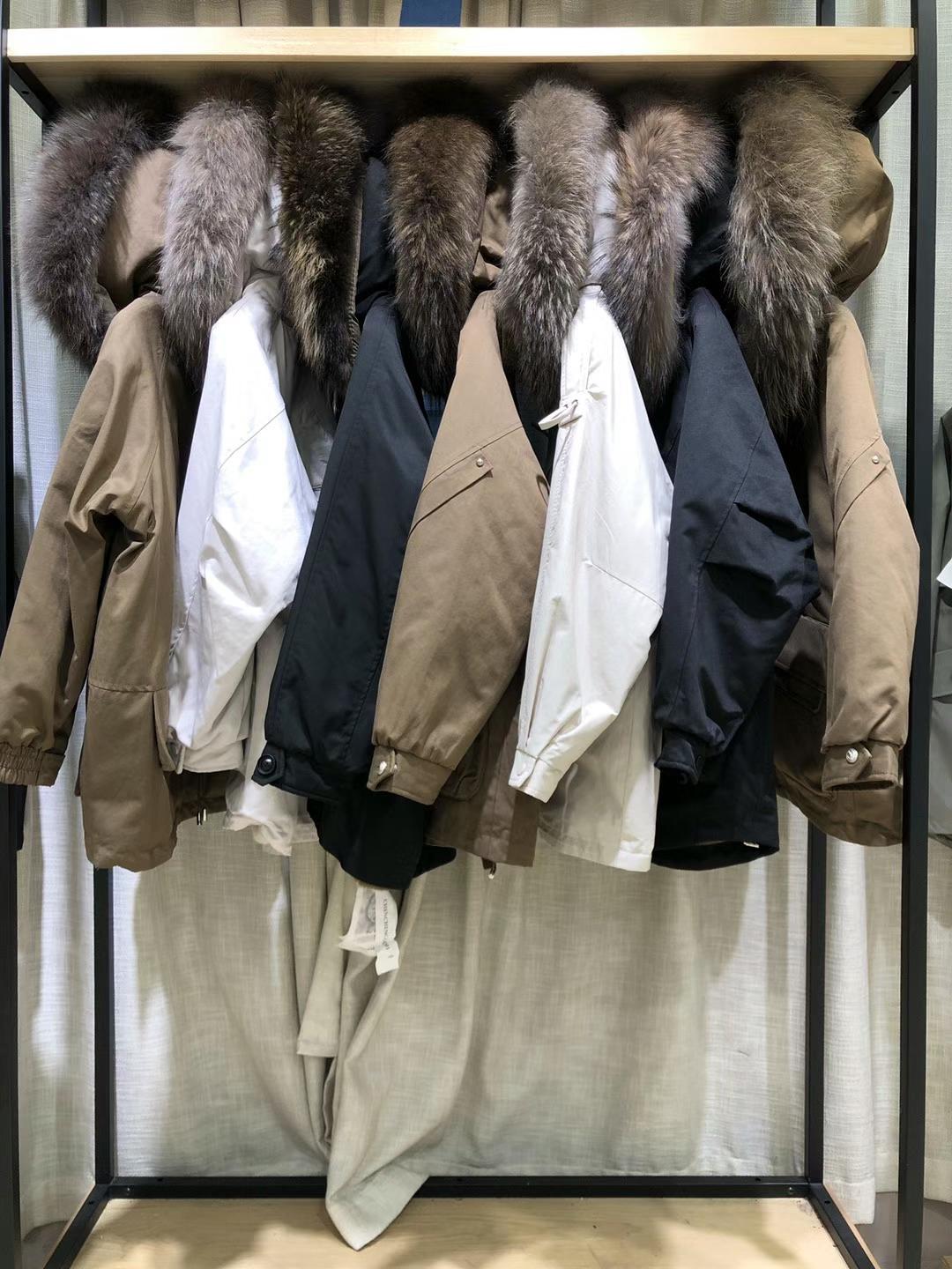高 級(jí)領(lǐng)派克服晨晨國(guó)際2021冬品牌女裝尾貨批發(fā)市場(chǎng)哪里時(shí)尚便宜