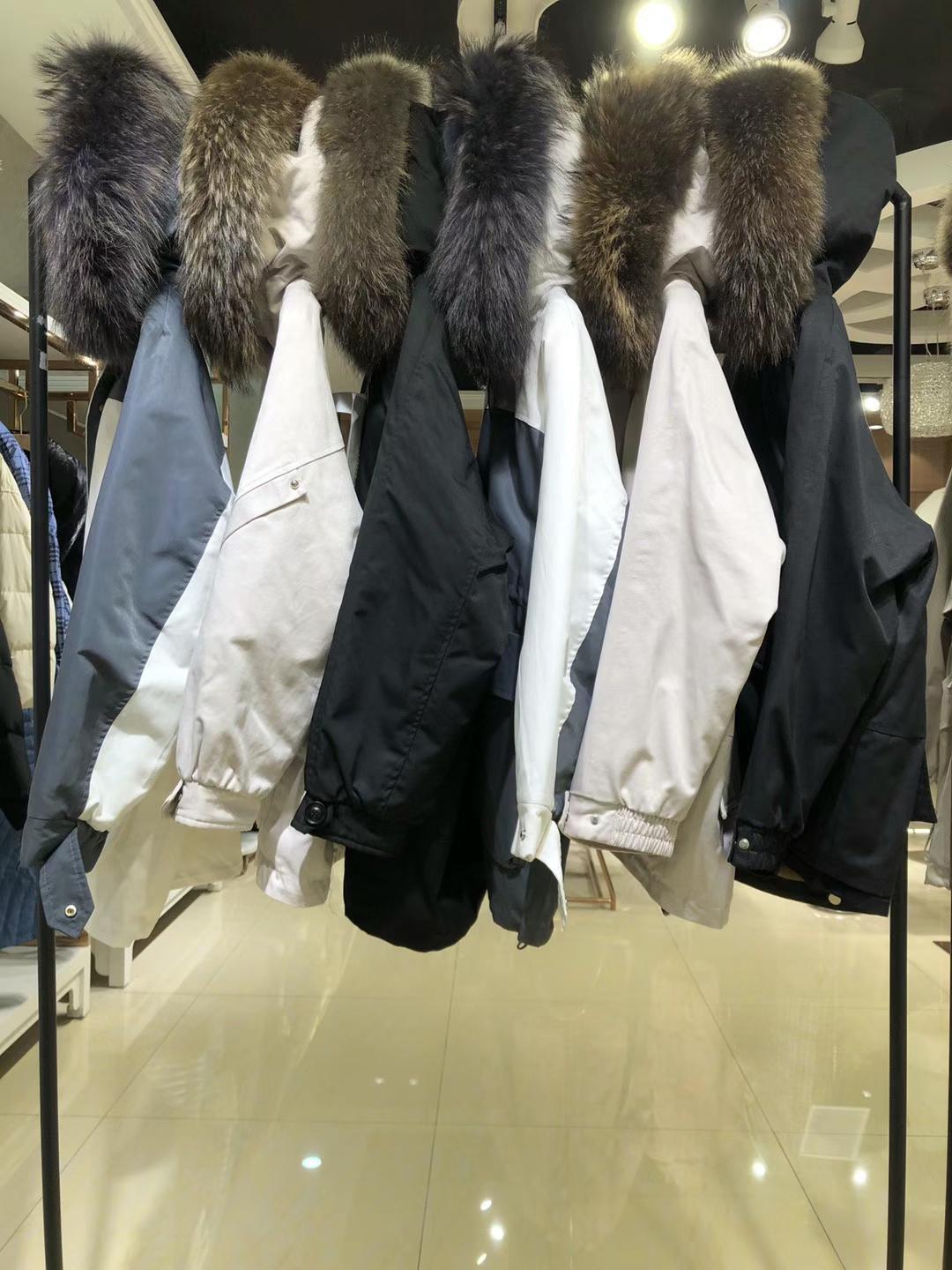 高 級(jí)領(lǐng)派克服晨晨國(guó)際2021冬品牌女裝尾貨批發(fā)市場(chǎng)哪里時(shí)尚便宜