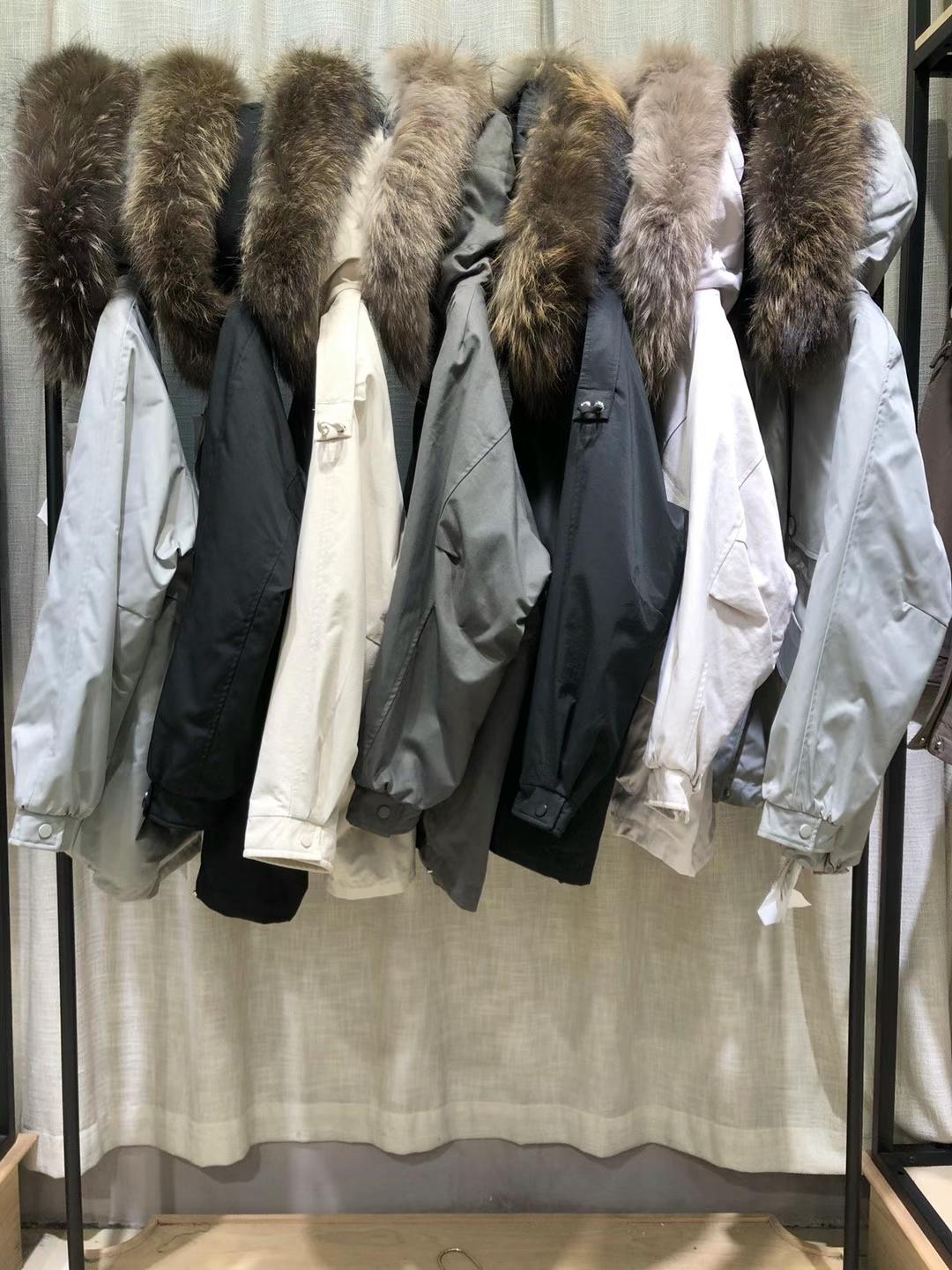 高 級(jí)領(lǐng)派克服晨晨國(guó)際2021冬品牌女裝尾貨批發(fā)市場(chǎng)哪里時(shí)尚便宜