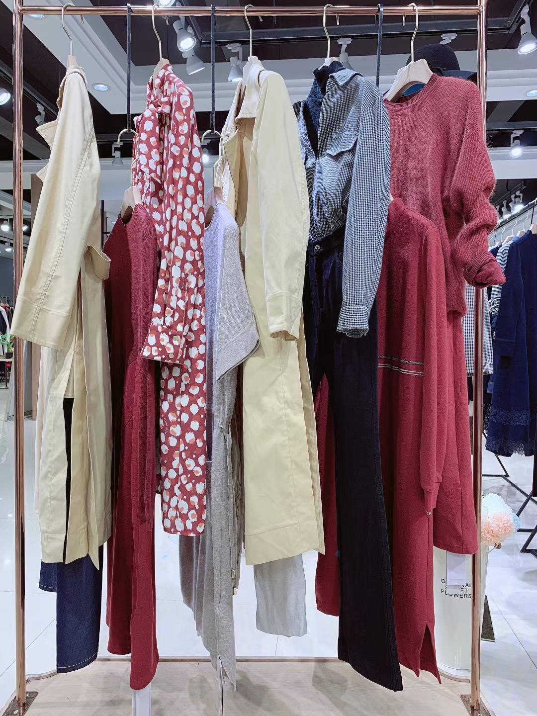 高 端品牌華人杰2021秋冬品牌折扣女裝專(zhuān)柜撤柜走份批發(fā)貨源