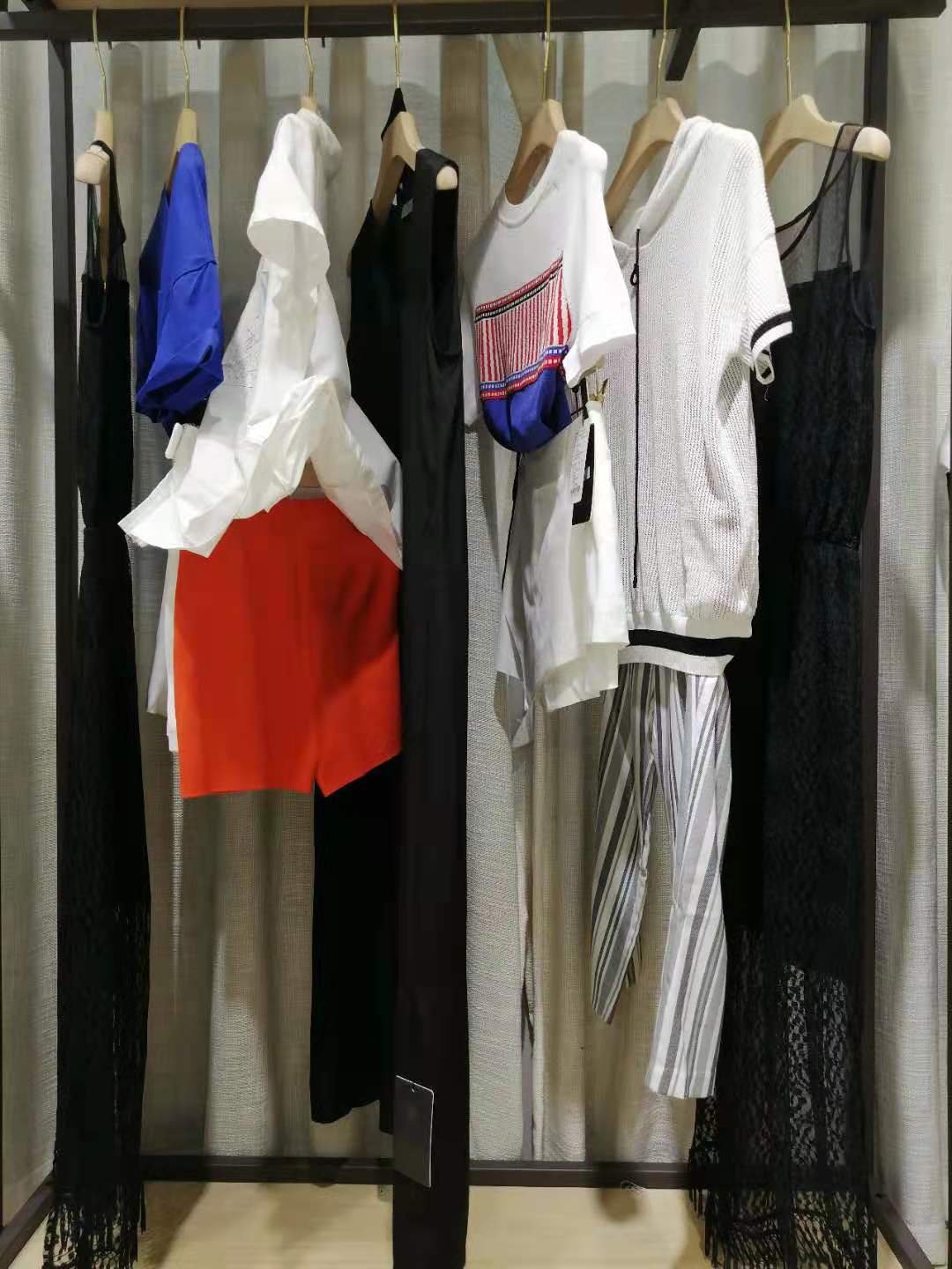 大 牌品牌瑪絲圖夏國內(nèi)知 名品牌折扣女裝尾貨批發(fā)商
