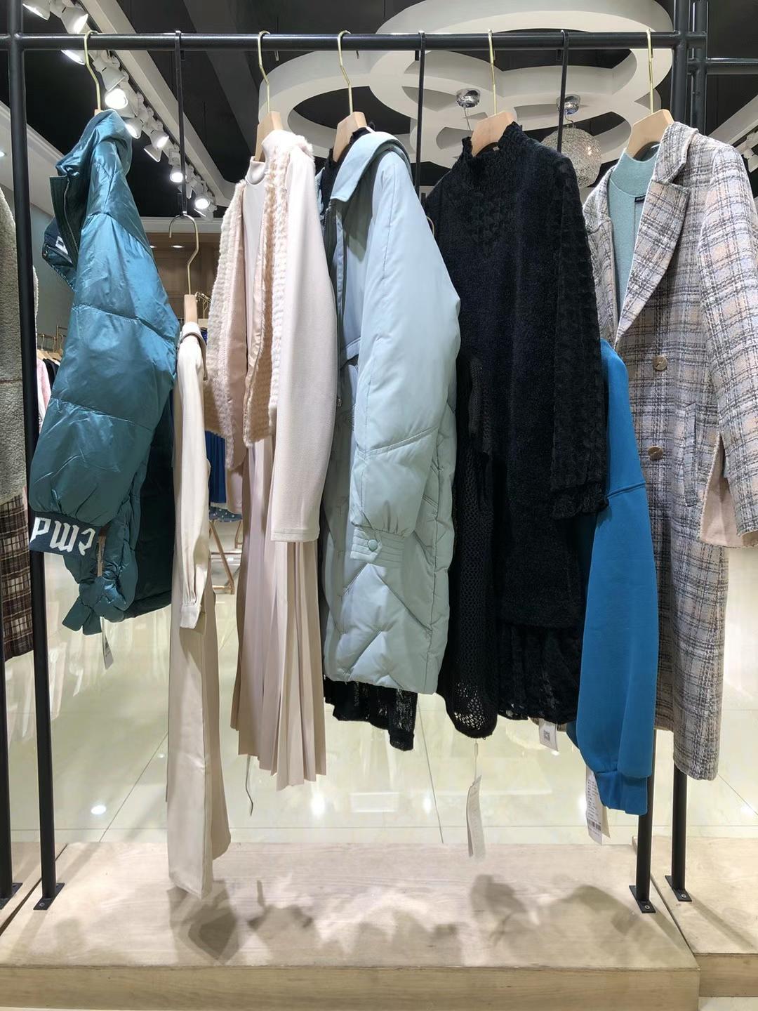 紛漫2021秋冬杭州知 名品牌折扣女裝專柜撤柜貨源批發(fā)淘寶直播貨源供應(yīng)商