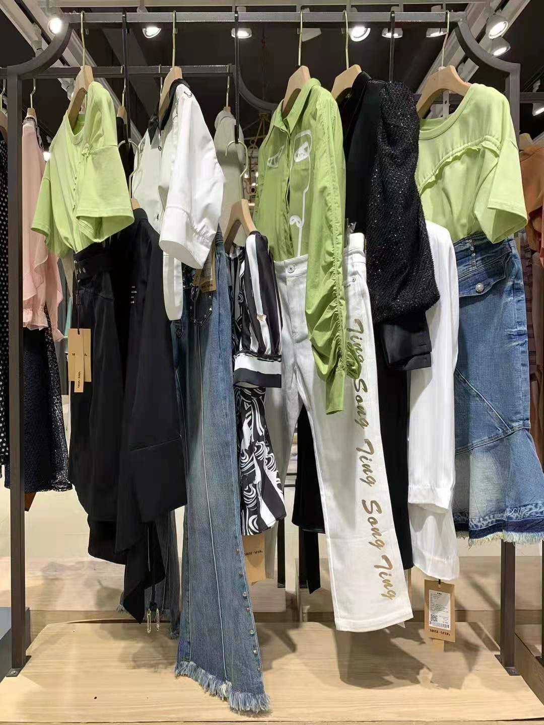 國內(nèi)品牌音色秋冬折扣女裝直播貨源走份批發(fā)