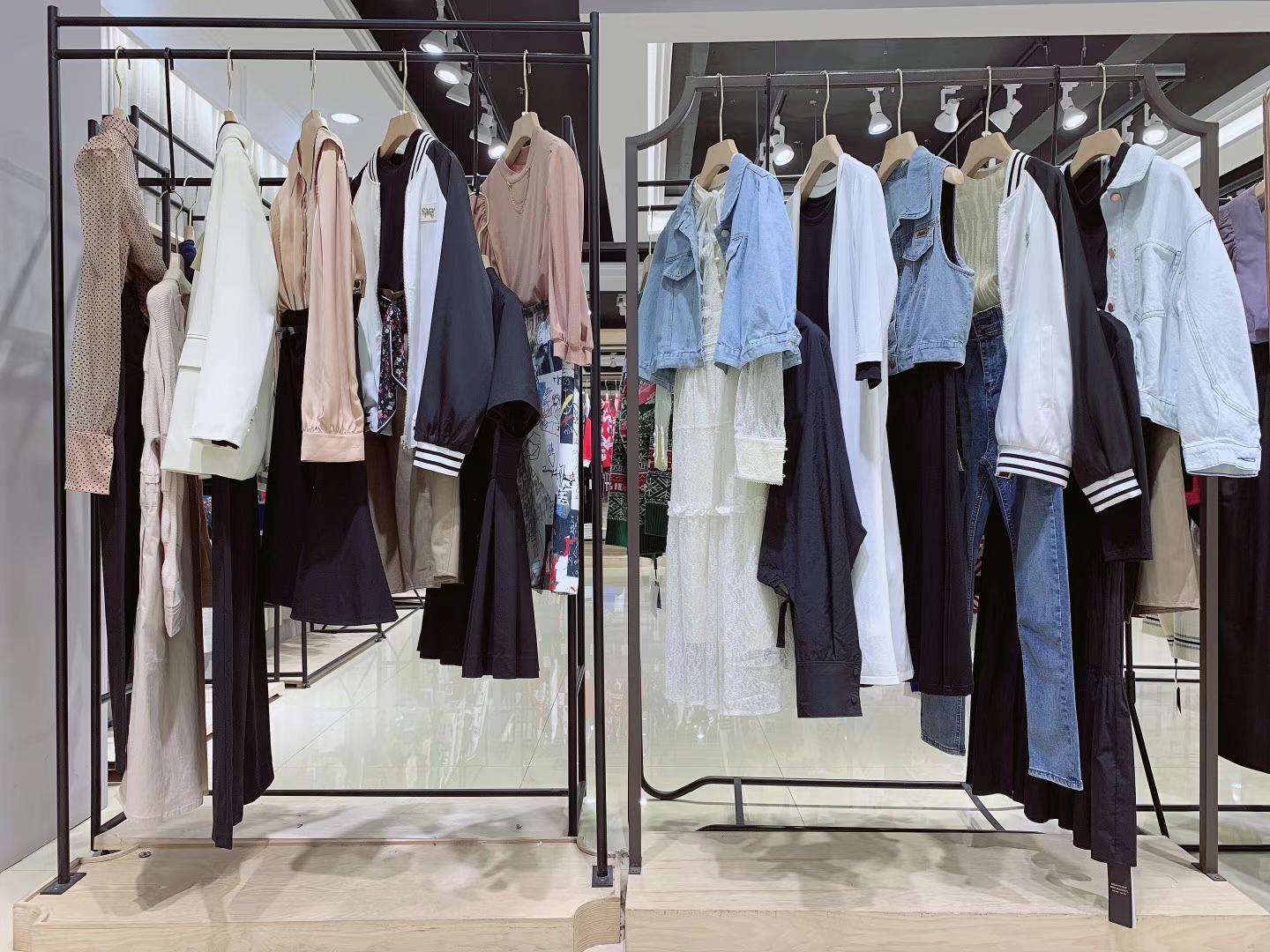 知 名迪卡軒2022春實體直播必備品牌折扣店女裝直播貨源供應(yīng)