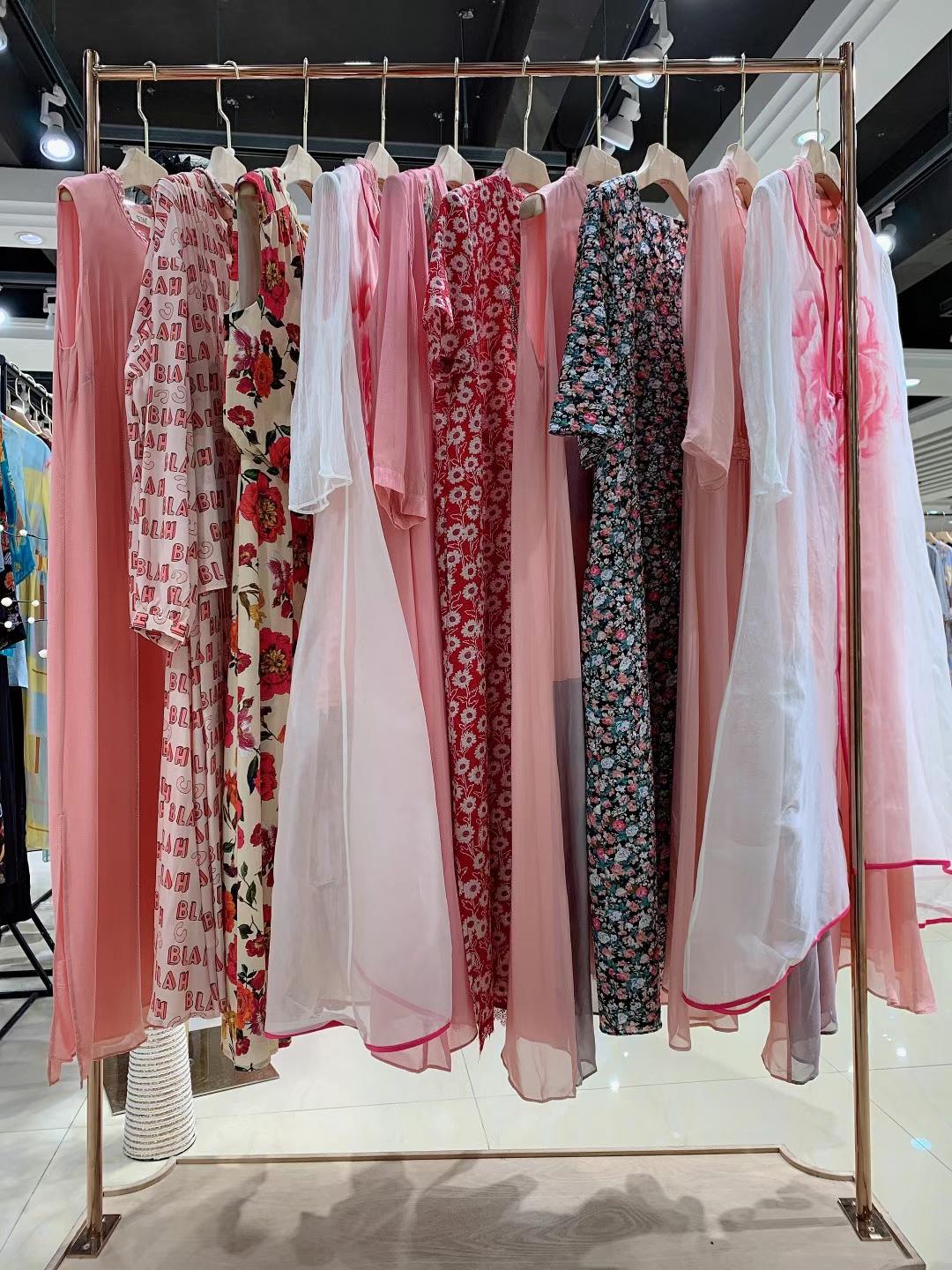 原創(chuàng)設計師品牌曬谷場2022春品牌女裝折扣專柜撤柜新款女裝尾貨批發(fā)