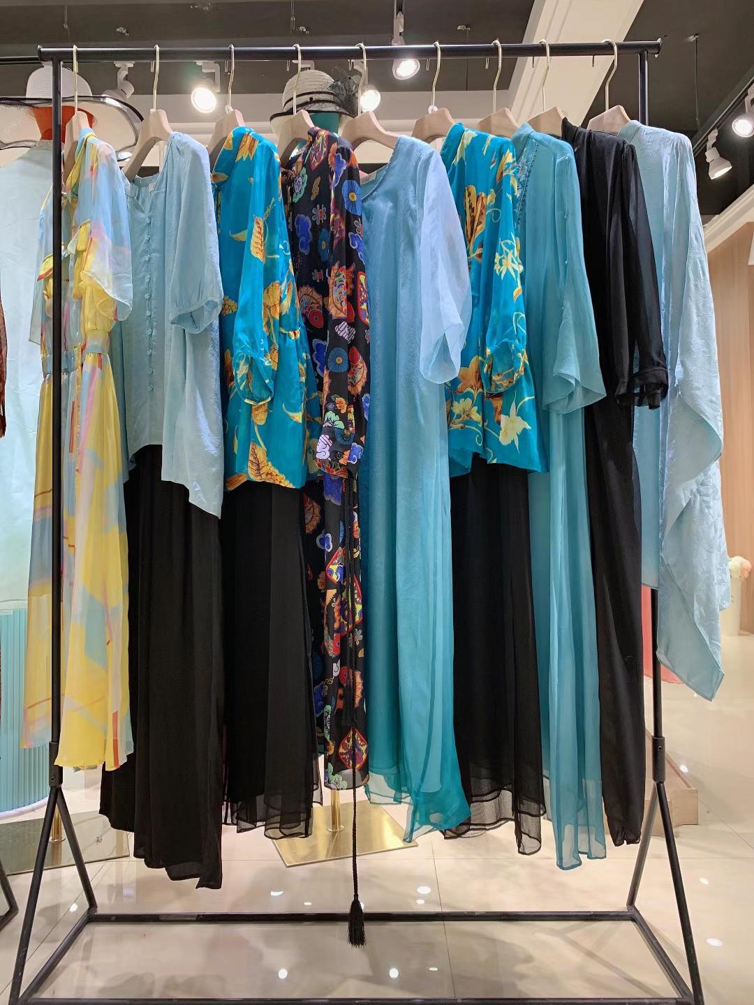 原創(chuàng)設計師品牌曬谷場2022春品牌女裝折扣專柜撤柜新款女裝尾貨批發(fā)