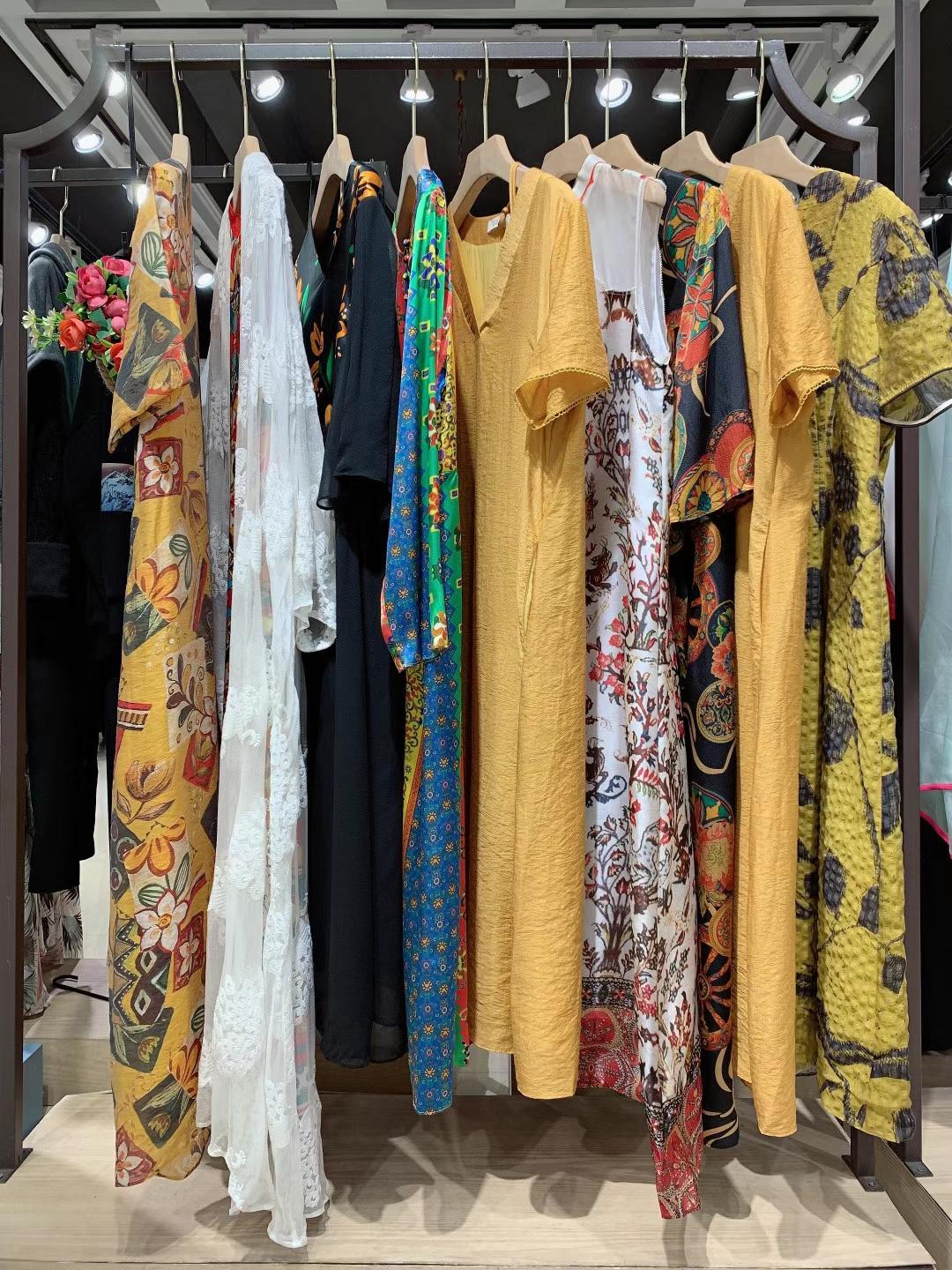 原創(chuàng)設計師品牌曬谷場2022春品牌女裝折扣專柜撤柜新款女裝尾貨批發(fā)