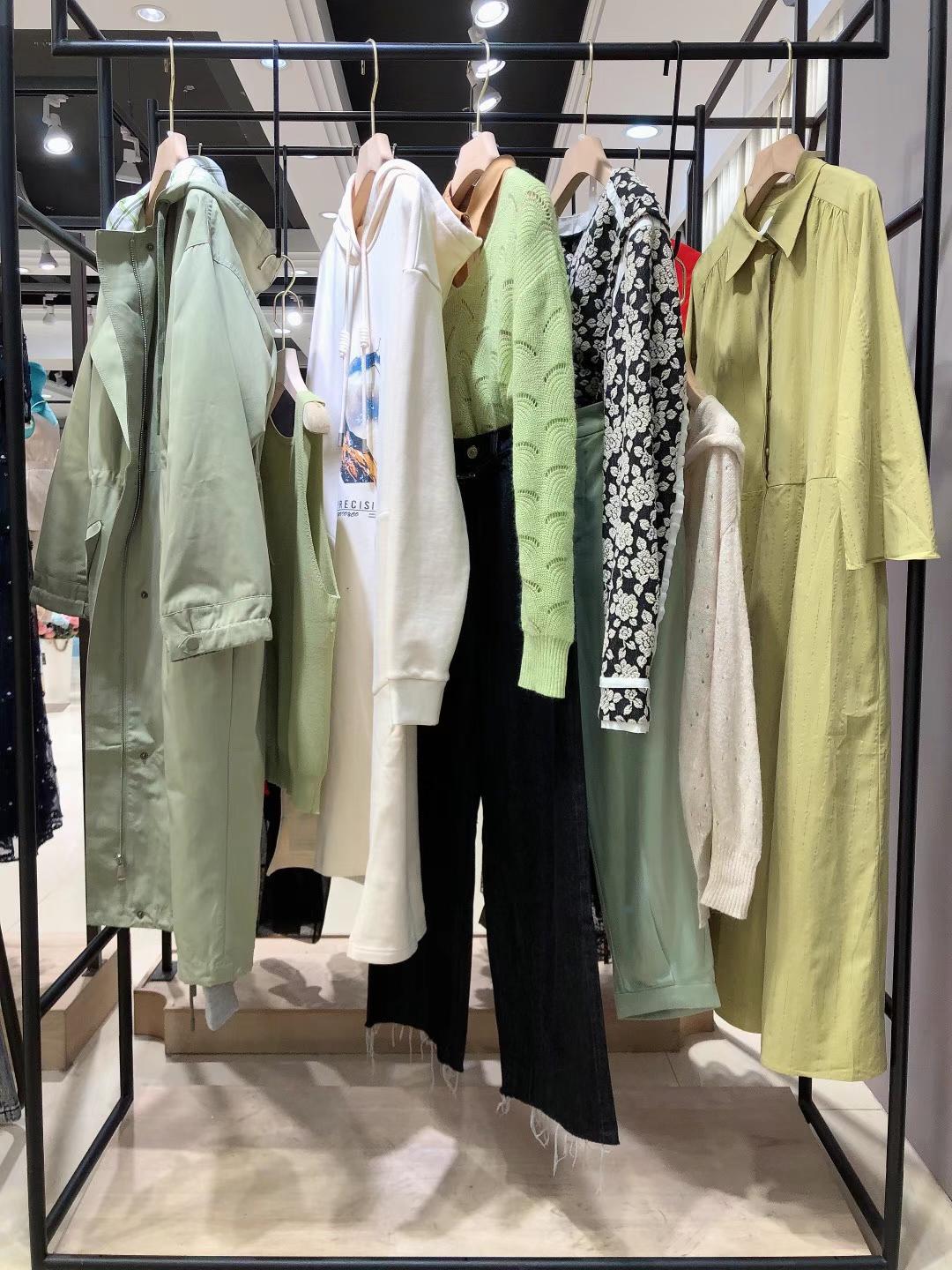 直播實(shí)體必備貨源唯弋2022春品牌折扣女裝庫存尾貨批發(fā) 抖音快手直播貨源批發(fā)