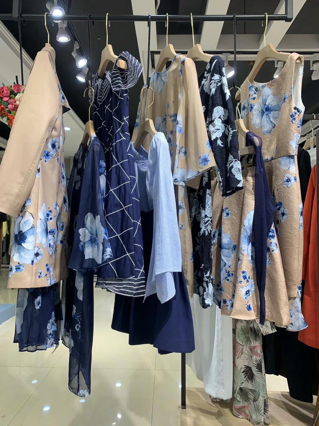 知 名品牌朗黛國際2022春商場一二線品牌女裝撤柜一手貨源進(jìn)貨渠道