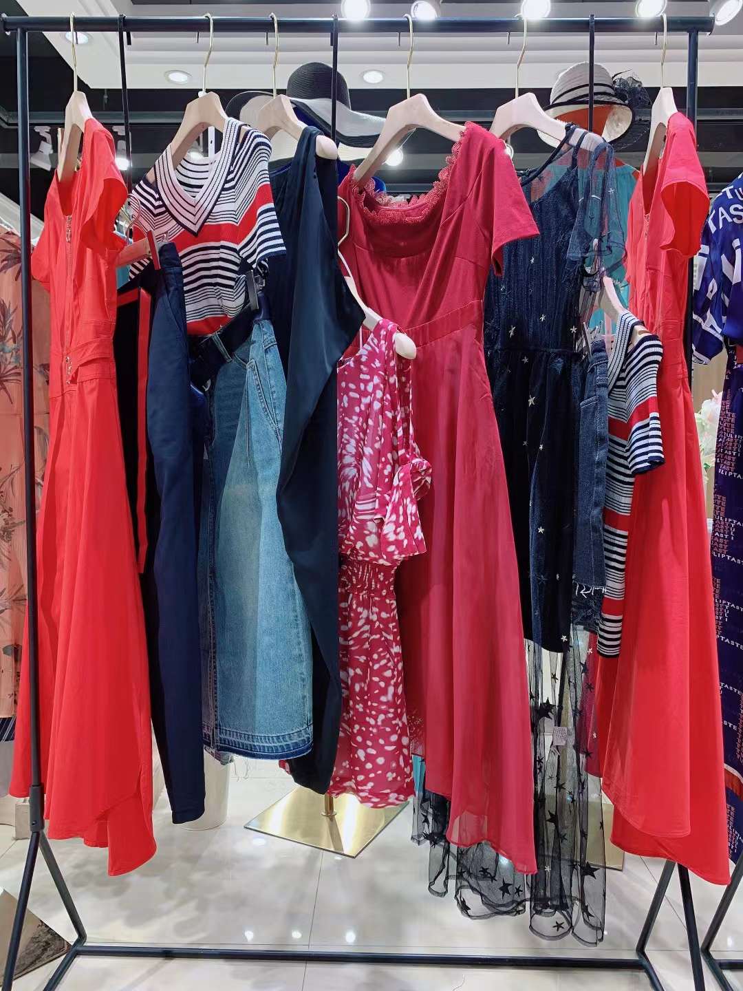 時(shí)尚品牌郁香菲2022夏女裝折扣尾貨一手貨源批發(fā)