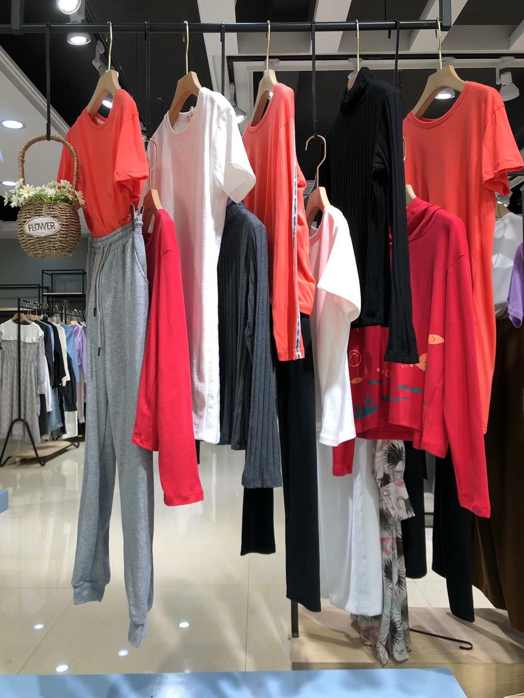 時尚潮流女裝品牌喚覺A牌2022春折扣女裝尾貨貨源批發(fā)