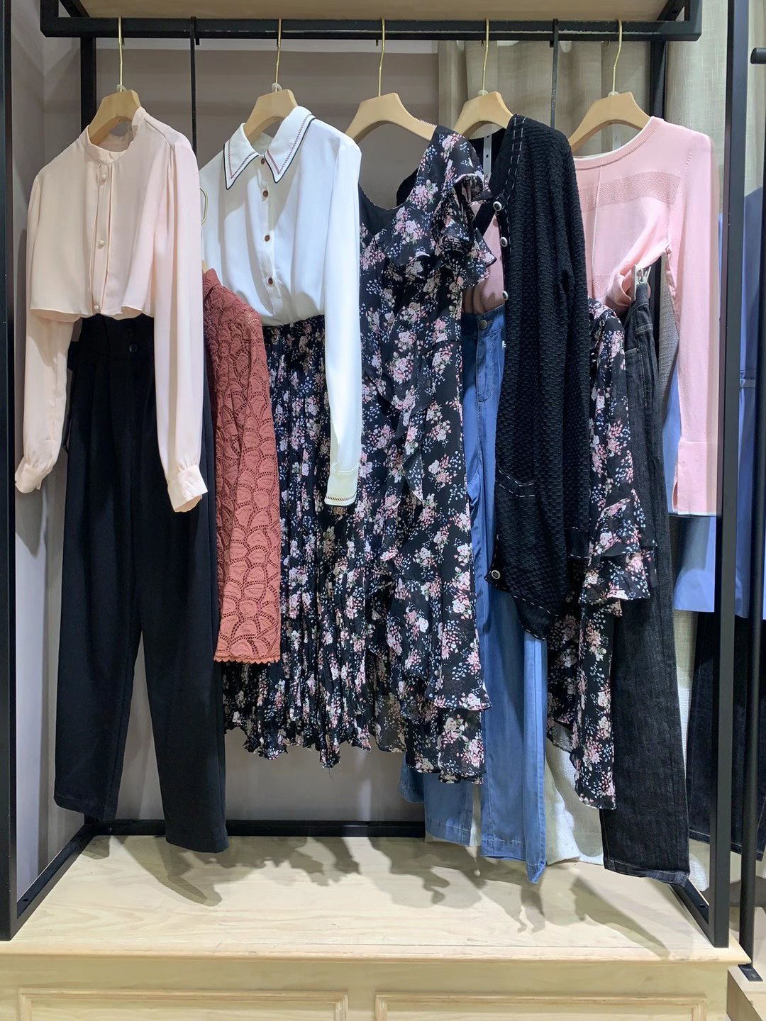 品牌女裝蒂梵茜200春折扣女裝店尾貨庫(kù)存批發(fā)供應(yīng)鏈