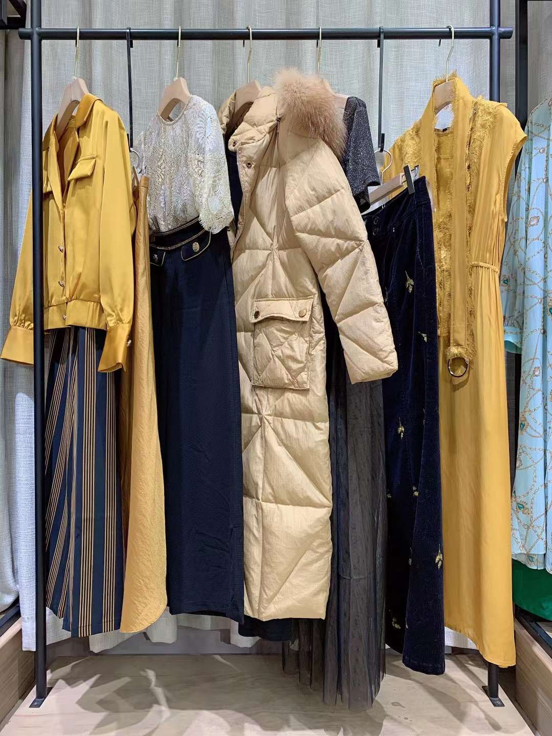 法國輕奢品牌紐方四季款品牌女裝折扣庫存批發(fā)