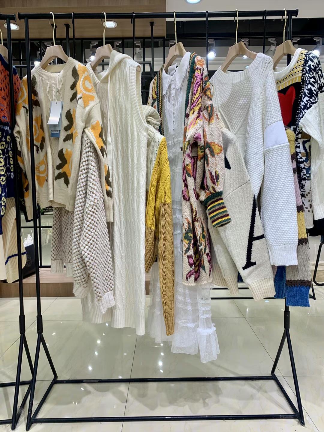 香港知 名品牌2021純冬品牌折扣女裝衣服批發(fā) 淘寶直播貨源供應(yīng)商