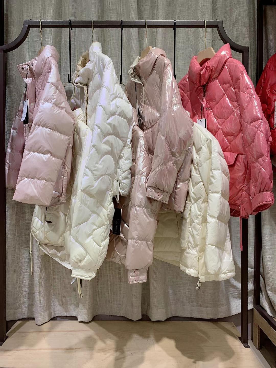 潮流時(shí)尚羽絨服簡(jiǎn)丹尼娜2021冬品牌女裝折扣批發(fā)供應(yīng)商 品牌折扣女裝尾貨貨源供應(yīng)鏈
